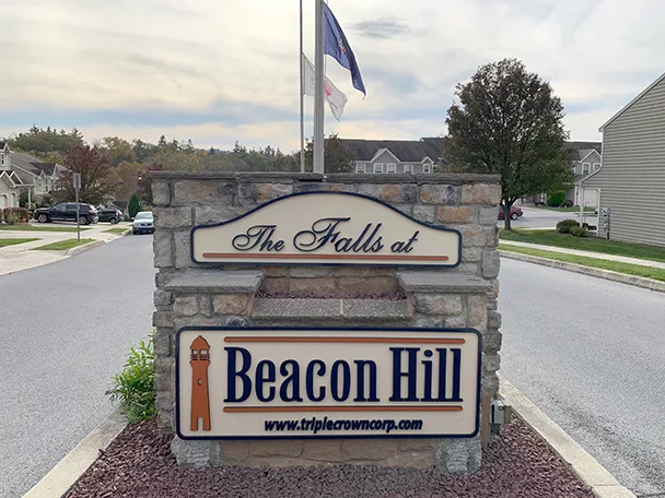 a sign that says the falls at beacon hill