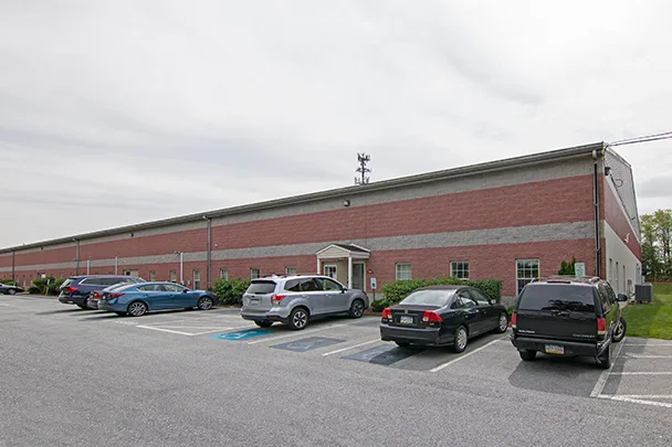 a row of cars are parked in front of a large building