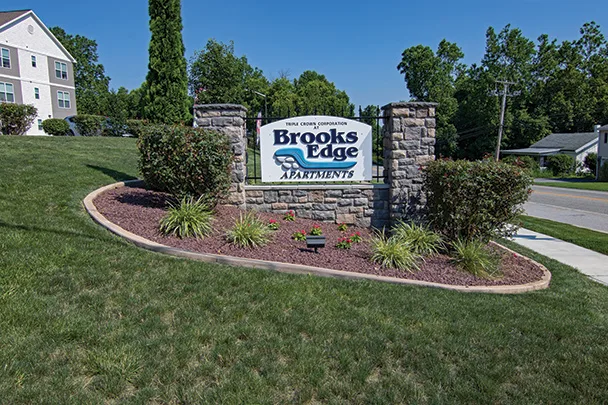 a sign that says brooks edge apartments on it